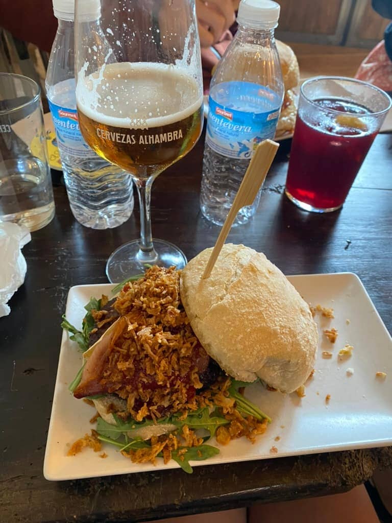 Burger with beer in Agés along the Camino Francés.