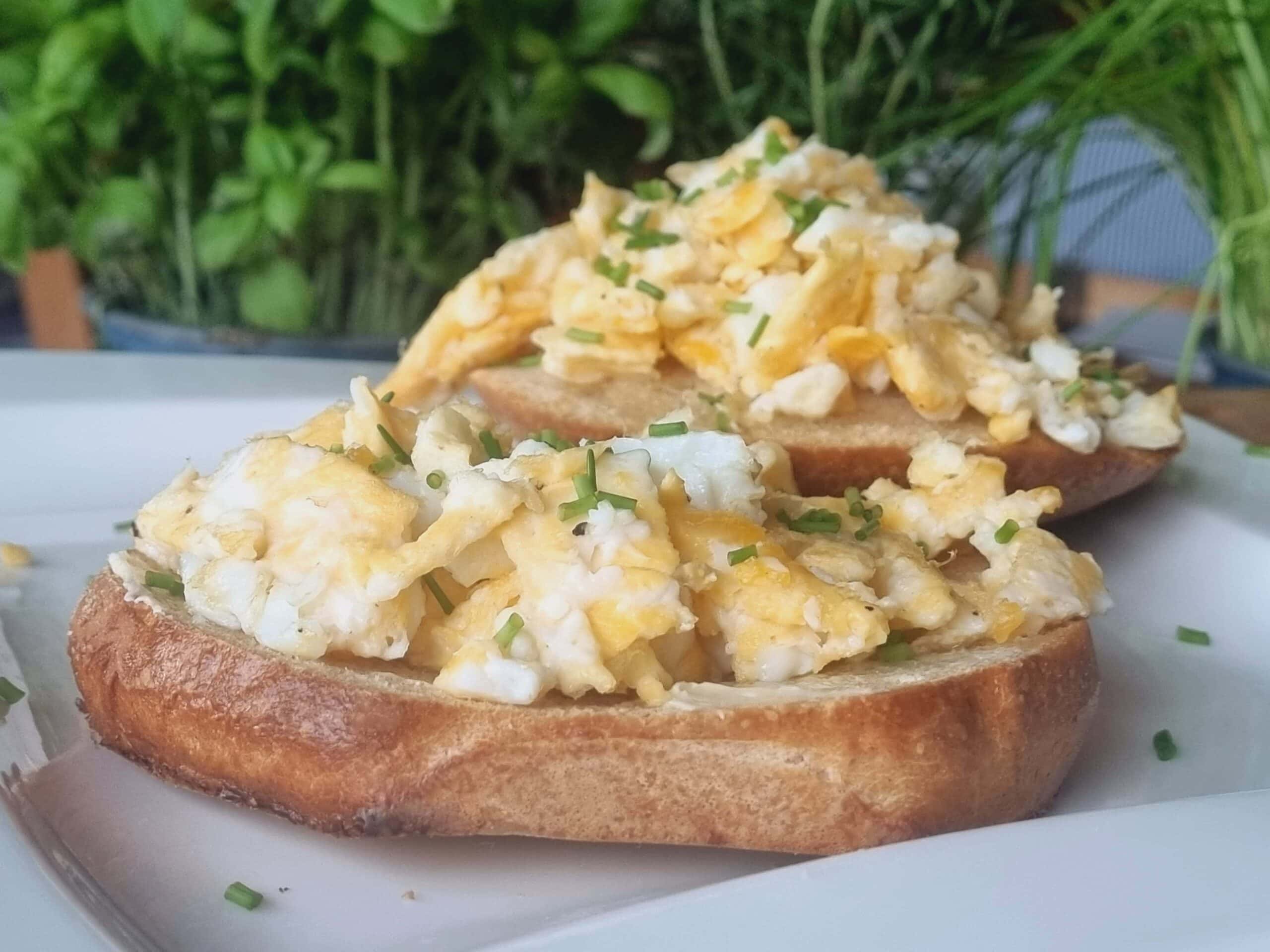 Brötchen mit Rührei