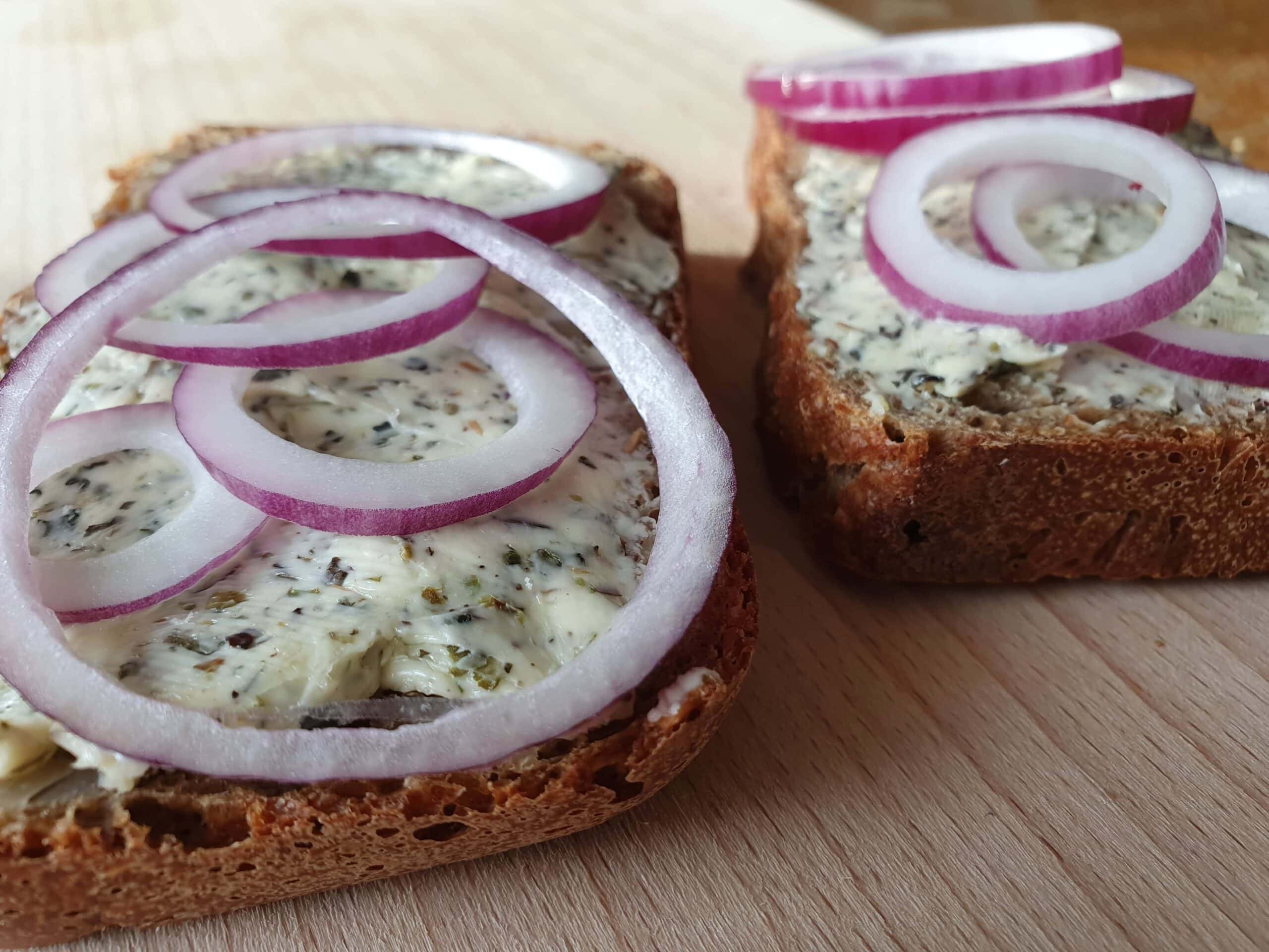 Brot mit Kräuterbutter