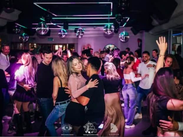 Danse salsa dans le gardien d'Ibiza