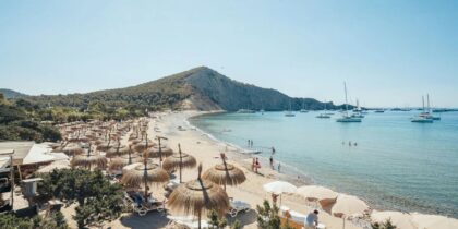 Los mejores beach clubs de Ibiza para un inolvidable día de verano