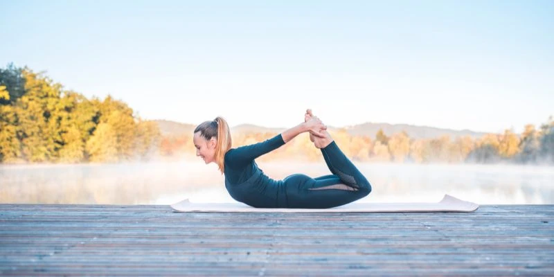 variation navasana posture du bateau en tenue rouge