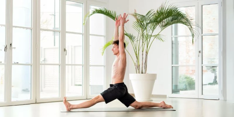 navasana posture du bateau en tenue rouge