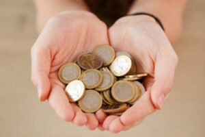  >thisisjustarandomplaceholder<dinero-finanzas-mujer-monton-monedas_144627-6355 | Iberian Press® 
