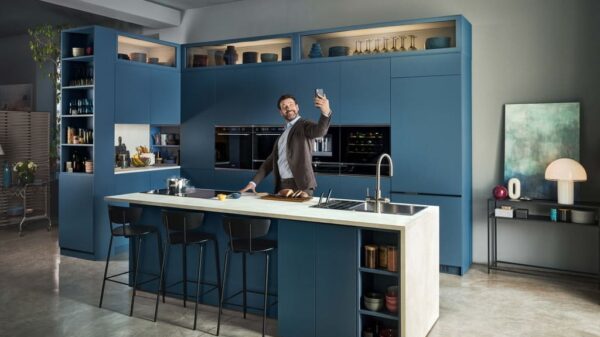 Campagna Franke 2025 Well-Living is on Show con influencer nella cucina moderna