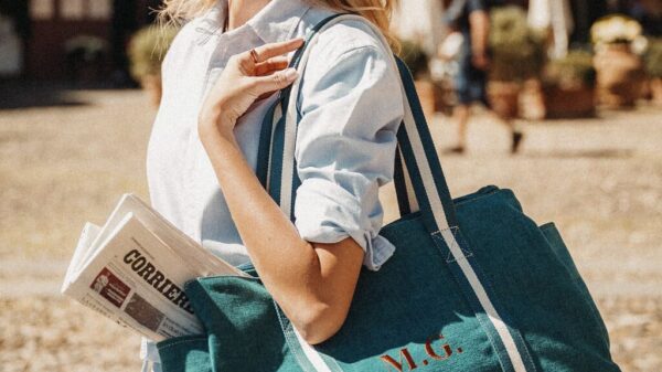 Borsa mare Portofino Dry Gin My Style Bags indossata da modella con occhiali da sole