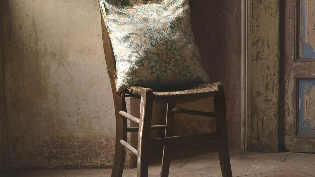 Cuscino Momonì in seta su sedia rustica – Design Week 2025