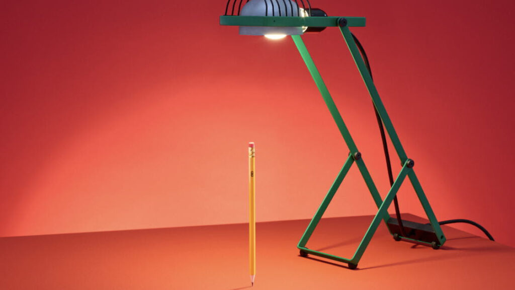 Riedizione Artemide di una lampada di Vico Magistretti presentata alla Milano Design Week 2025