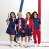 Bambini con outfit sportivi della capsule Original Marines x Fila PE 2025 in blu, rosso e bianco.