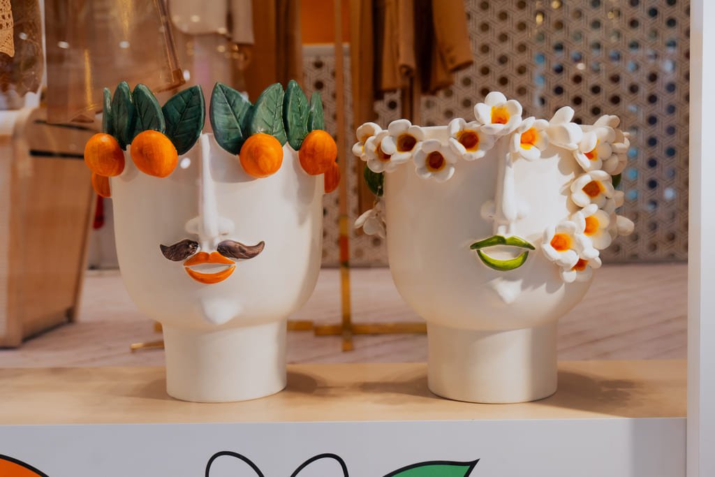 Vasi in ceramica della serie I Venditori di Sicilia esposti da Pennyblack durante la Milano Design Week 2025