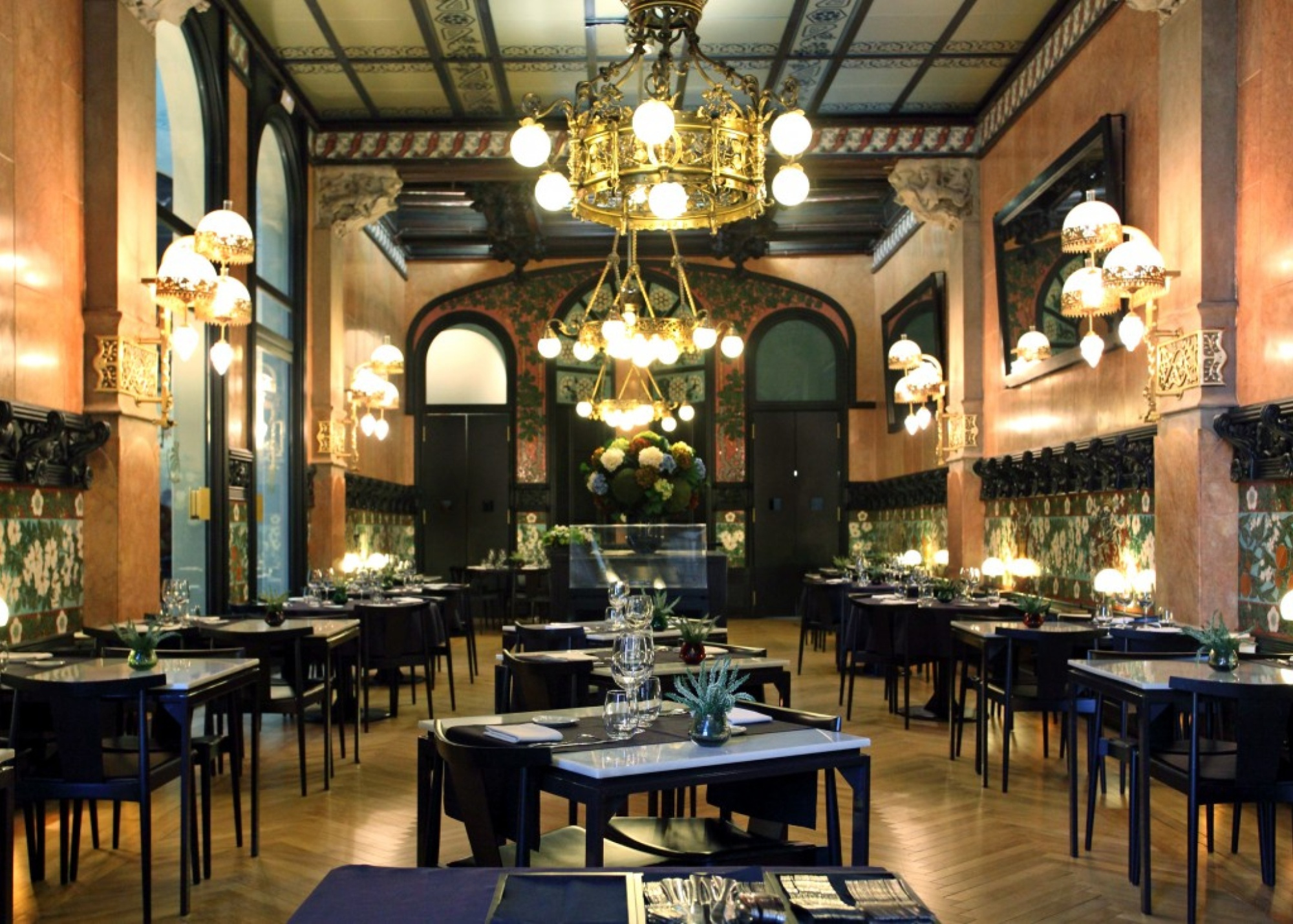 Restaurant Fonda avec des tables, des lustres élégants et des éclairages raffinés