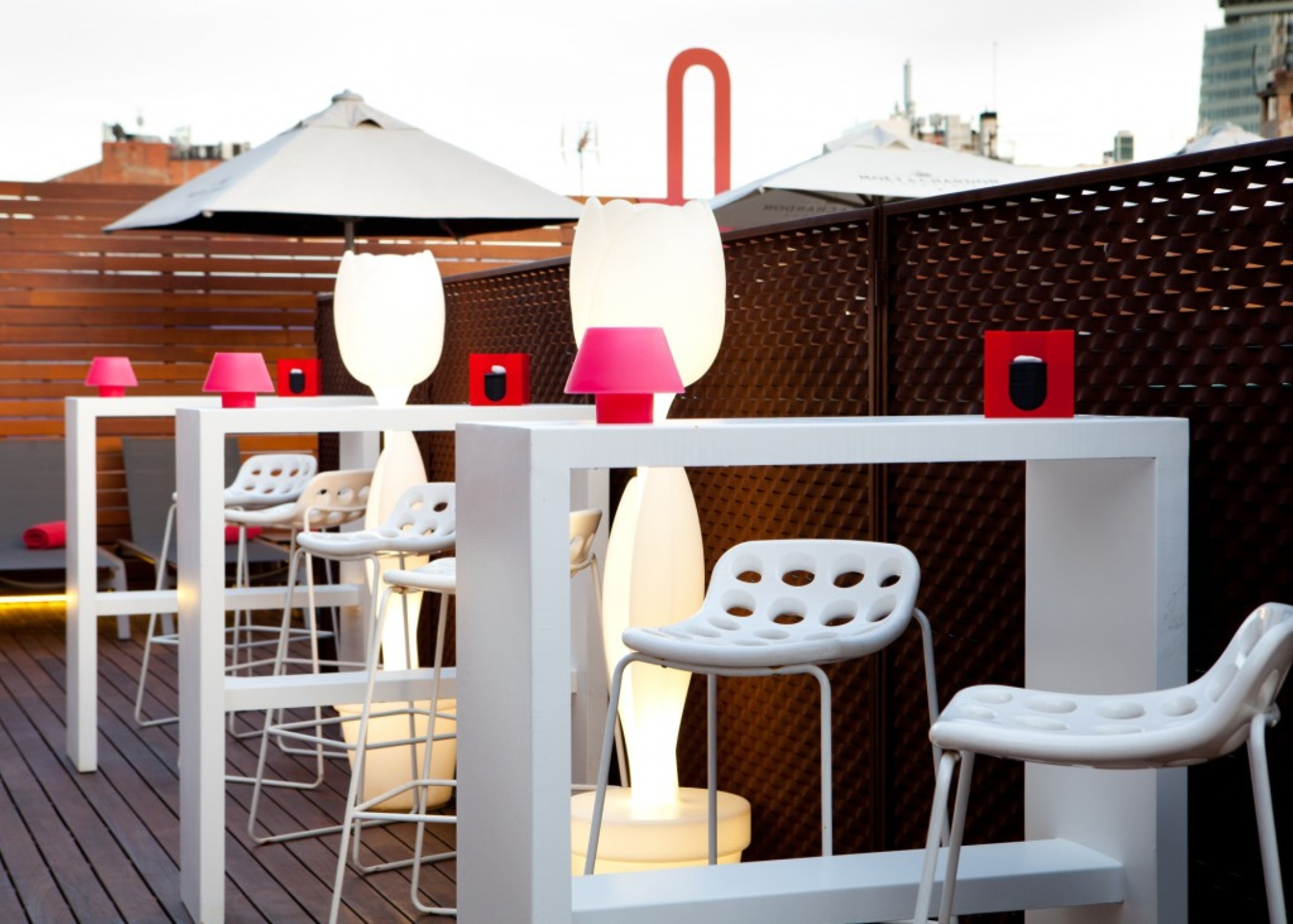 Chaises et tables hautes sur la terrasse alaire ramblas