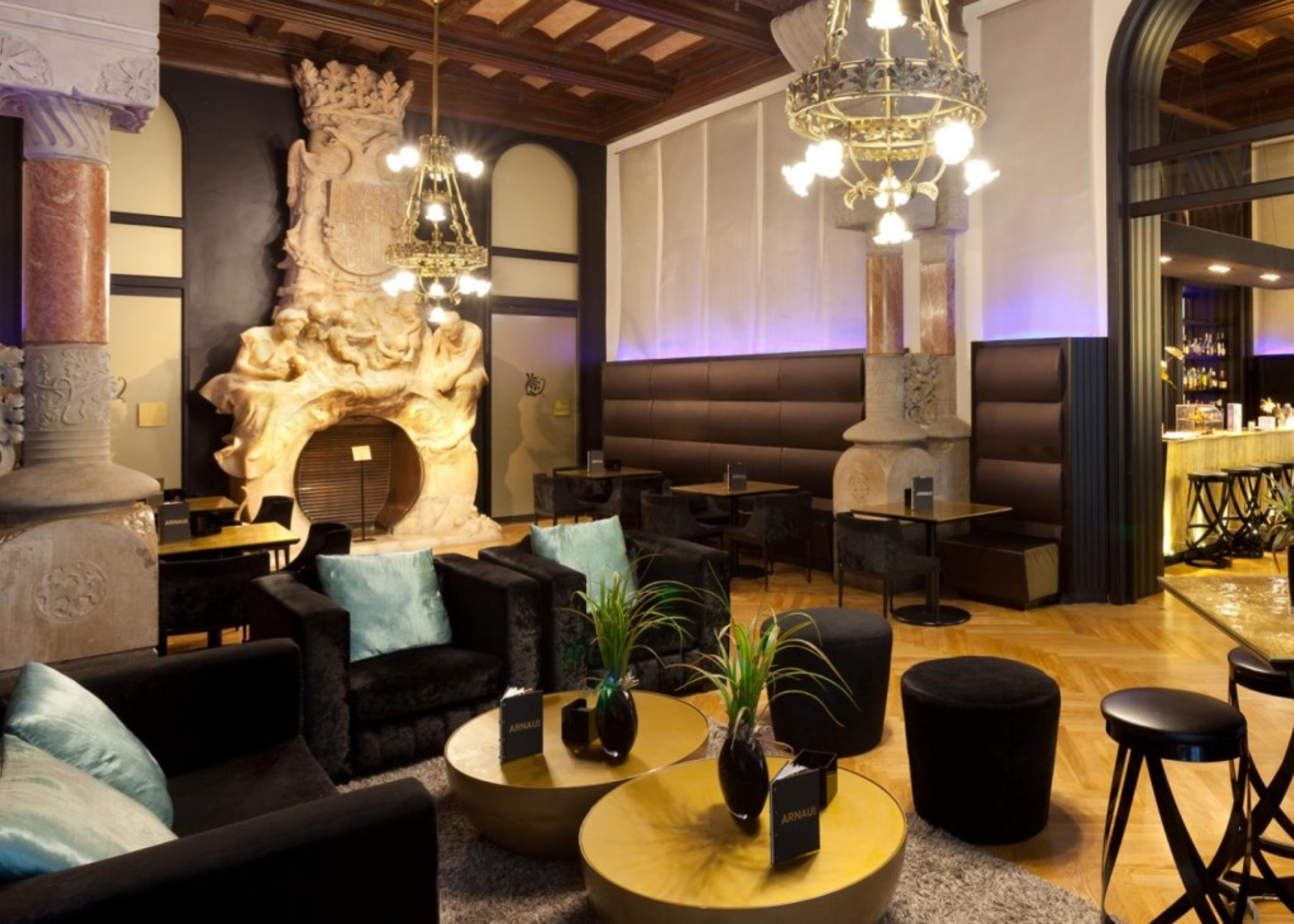 bar lounge arnau avec fauteuils et tables confortables
