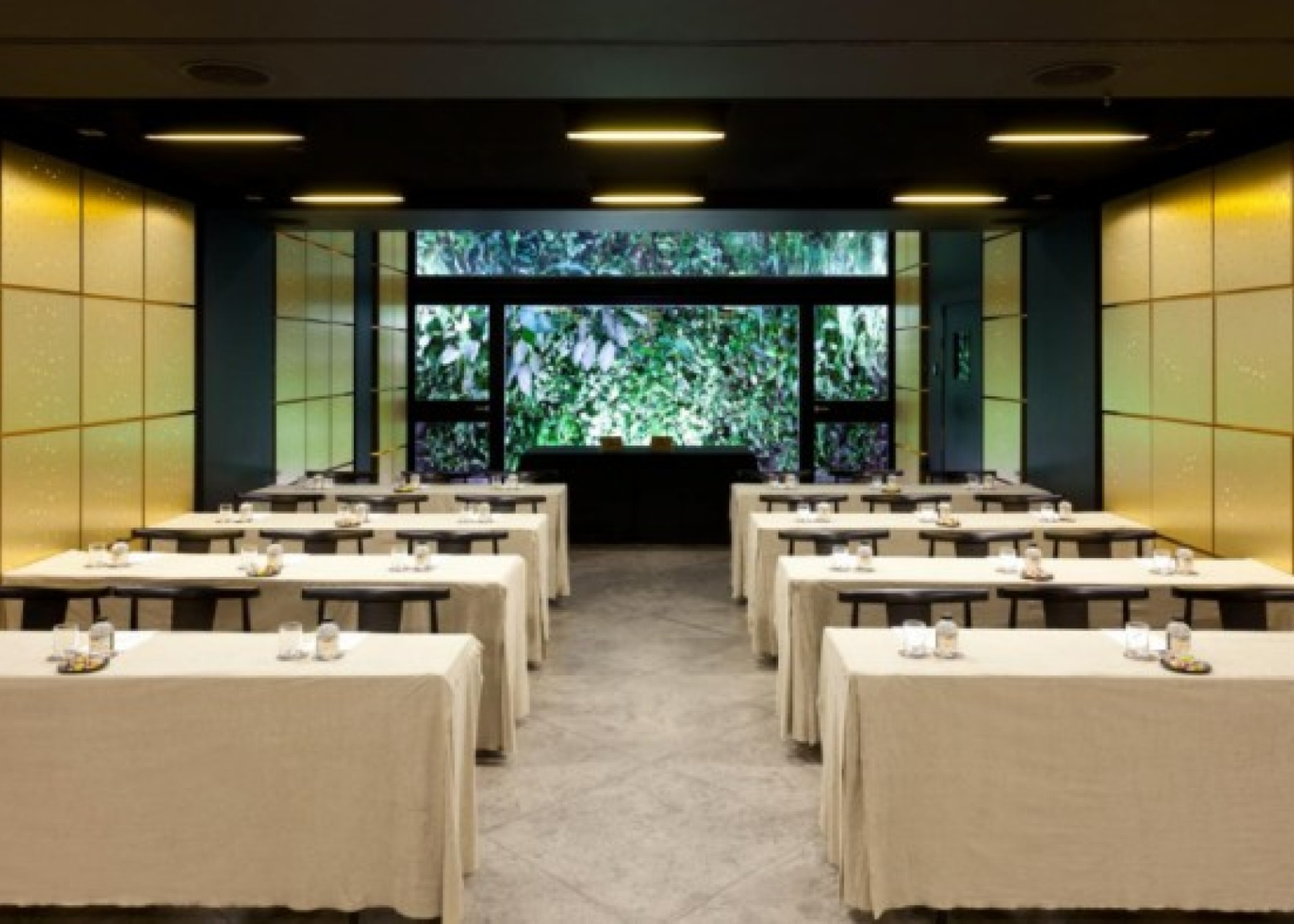 Salle Lyceum avec tables dressées