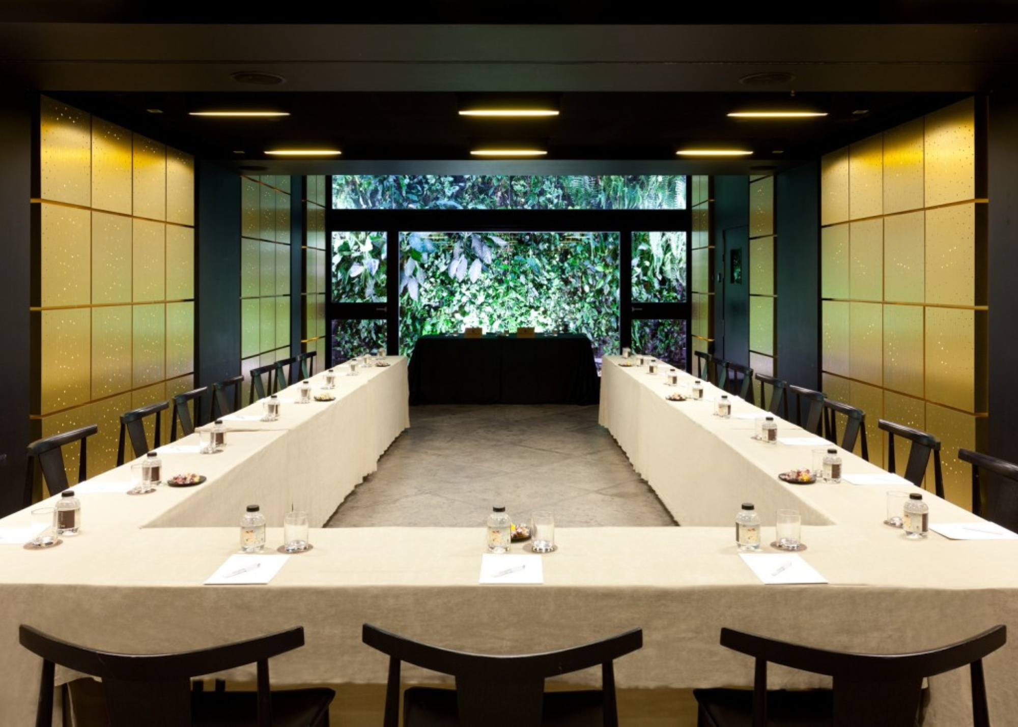 Salle Lyceum avec table longue