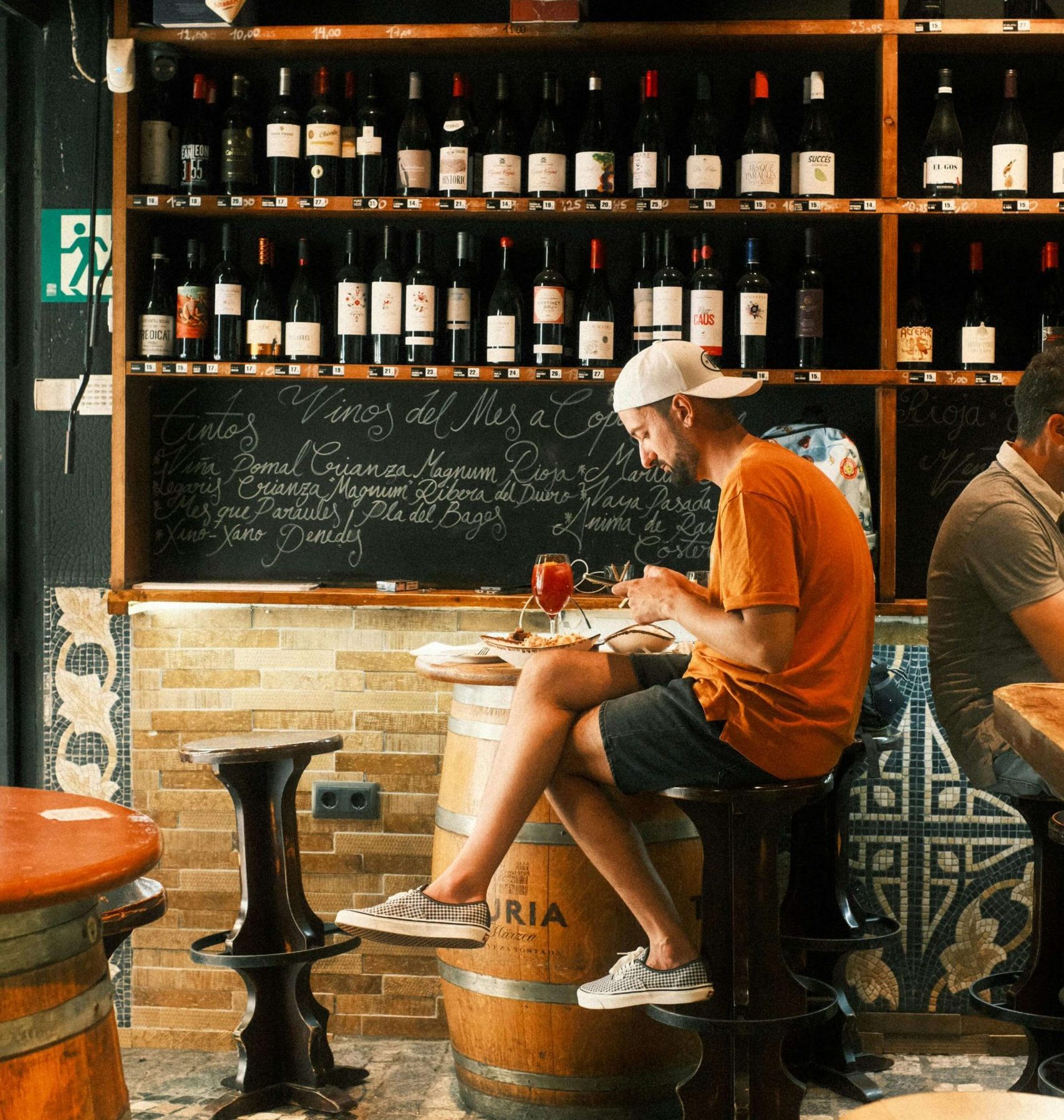 Libros, vino y conversación: una ruta por la Sevilla más íntima y cultural