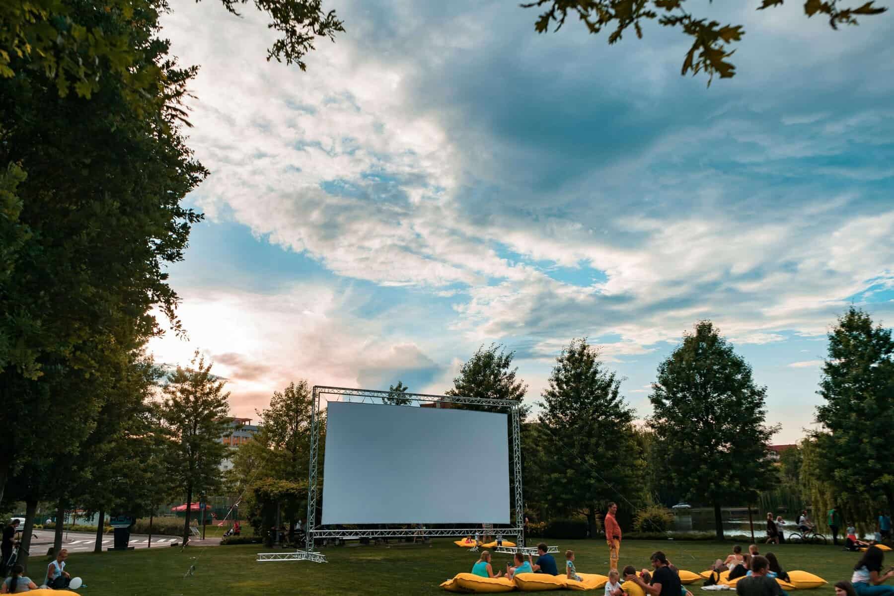 Cine al aire libre y picnic junto al Teatro Real: planes para disfrutar Madrid en agosto