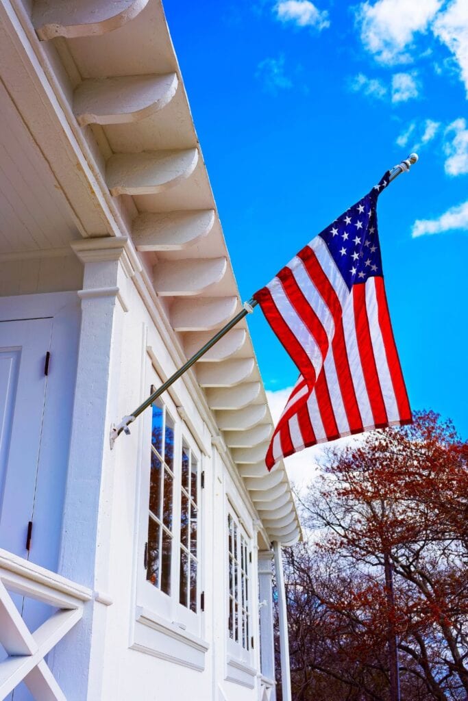 white house with an American flag