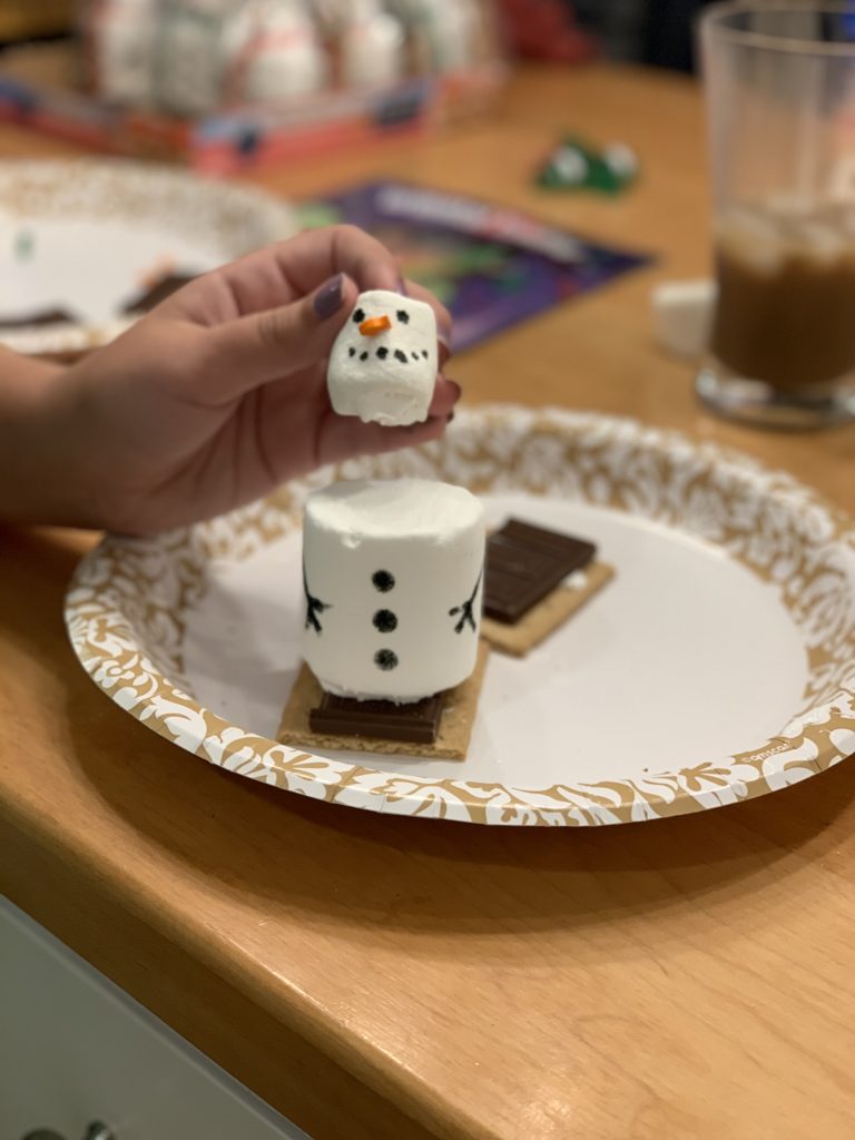 close up of how to make s'moresmen
