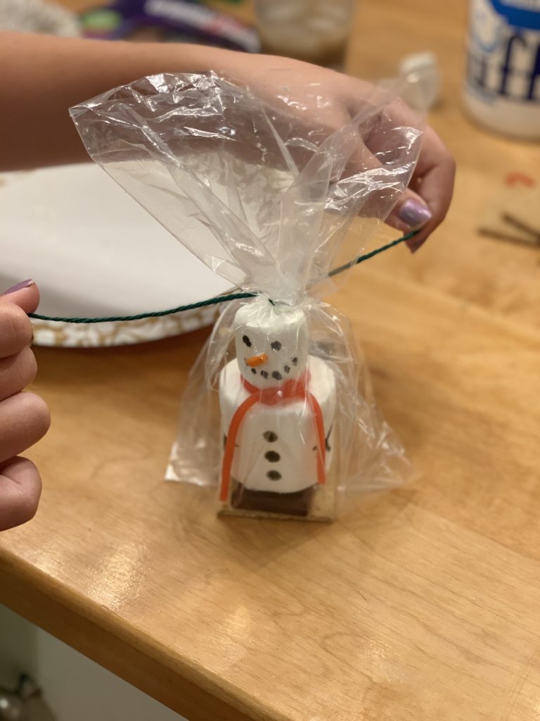 close up of how to make s'moresmen