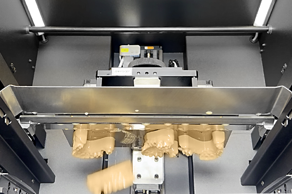 Animation that shows the D50+’s Automatic Separation Module taking dental applications off the build platform