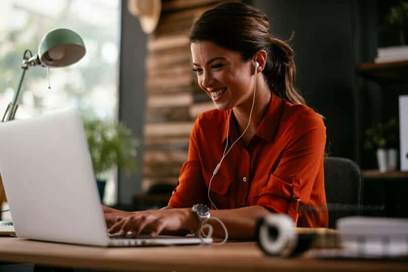Femme découvrant l'éco-responsabilité de son site web.