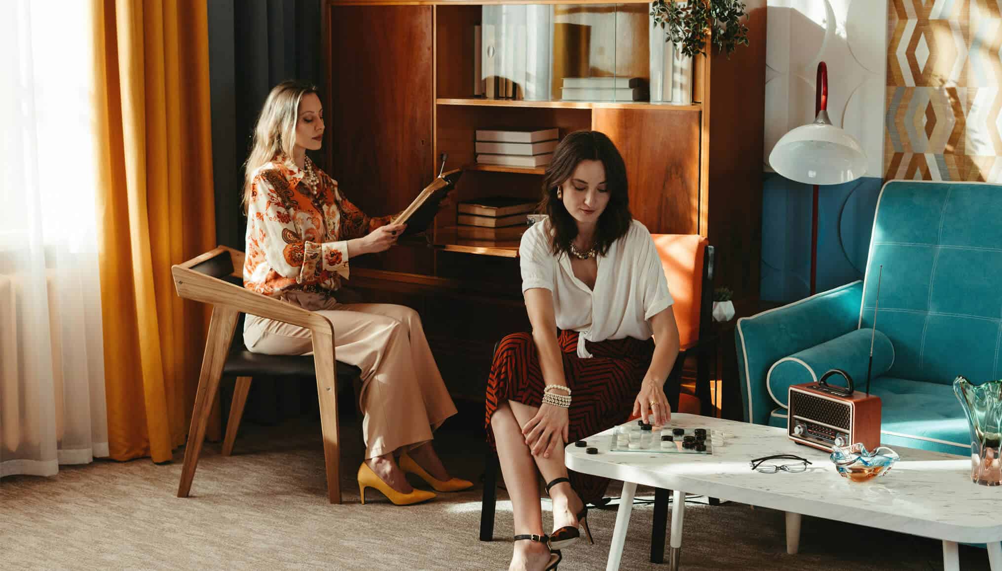 Deux femmes dans un salon vintage