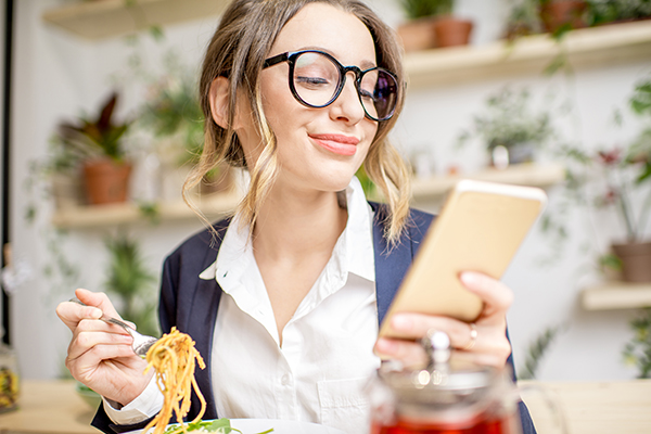 Woman during the business lunch in the vegan restaurant אוכלת פסטה
