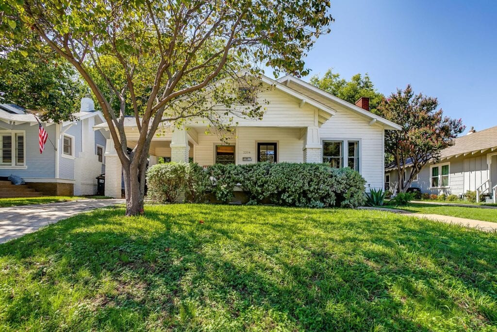 An image that shows 2204 Western Ave. (15 Of 73)