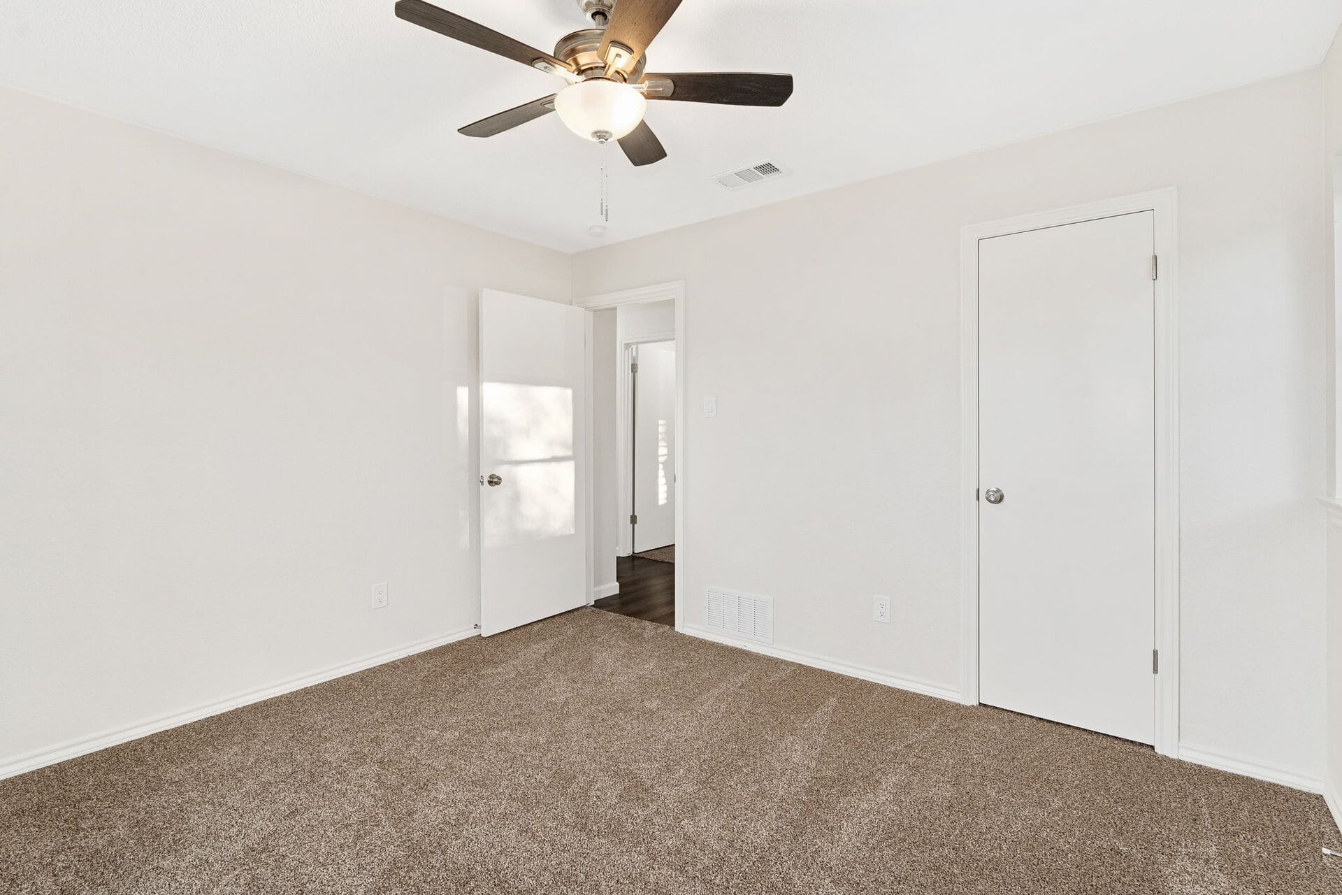 An image that shows 29 32 28 21 Web Or Mls 6212 Gayle Dr 21