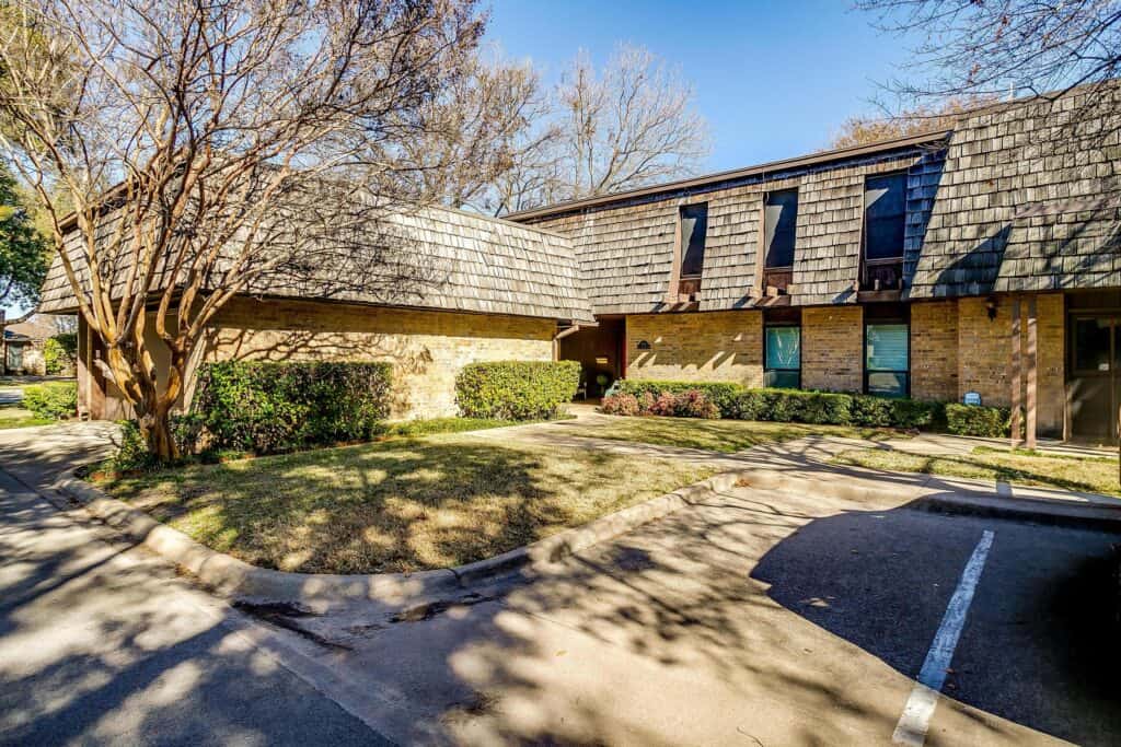 An image that shows 3001 Tanglewood Park W (3 Of 45)