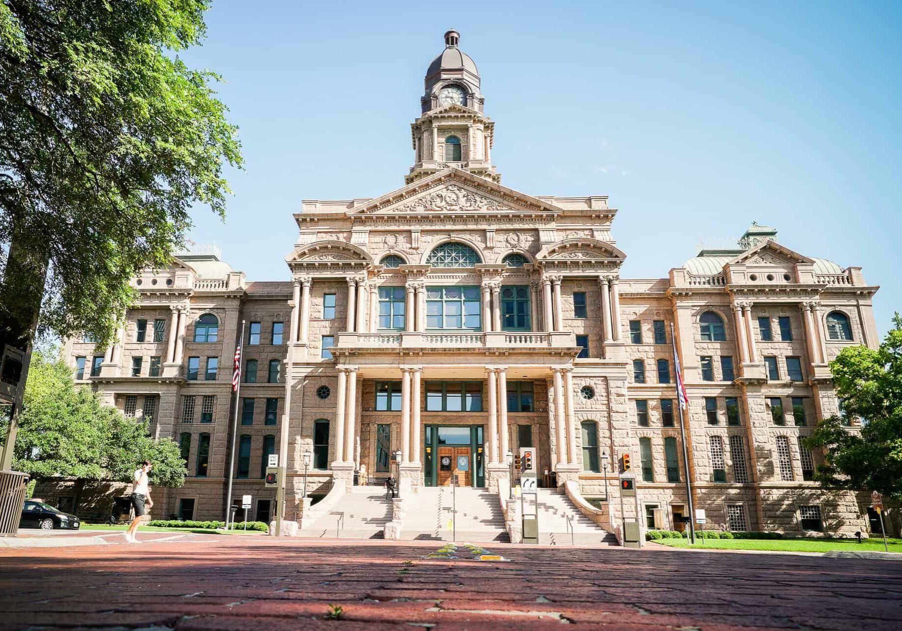 An image that shows Fort Worth Courthouse