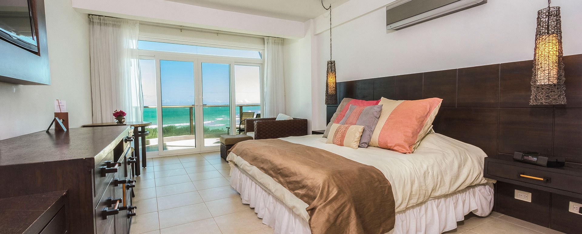 IGUANA CROSSING ROOM