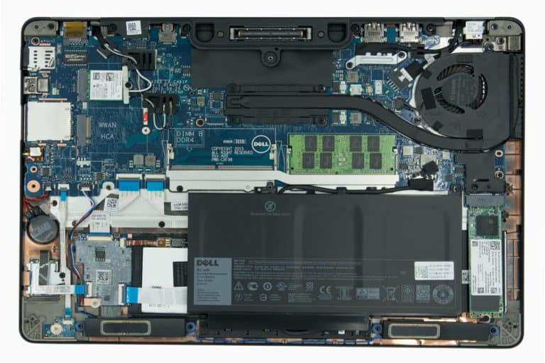 Panneau intérieur d'un ordinateur portable ASUS avec composants visibles pour réparation ou maintenance.