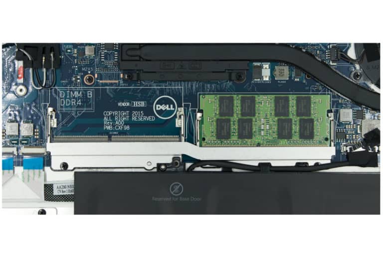 Mémoire RAM DDR4 installée dans un ordinateur Dell, vue de l’intérieur du circuit imprimé.