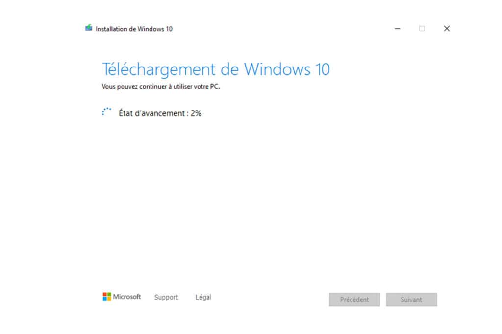 Fichier d’installation Windows 10 en cours de téléchargement pour une mise à jour ou une installation de PC.