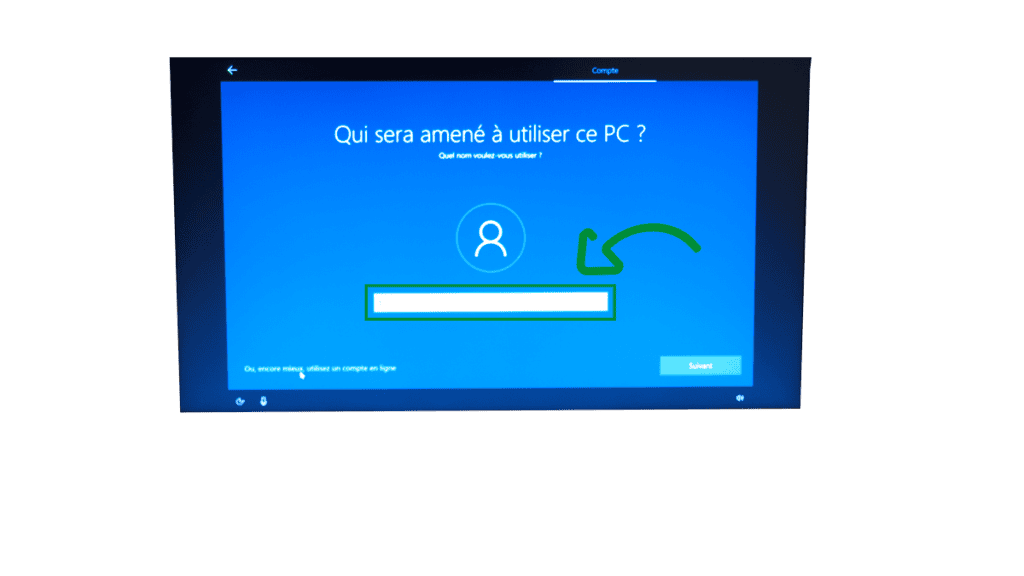 Ordinateur PC en configuration d'installation Windows avec écran de sélection d'utilisateur, pour bonsjeux, work, ou usage personnel.