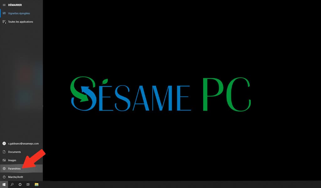 Capture d'écran du bureau Windows montrant le logo SesamePC en arrière-plan avec le menu Paramètres ouvert.