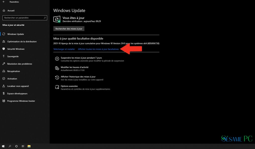 Mise à jour Windows en cours avec options pour télécharger et installer les mises à jour facultatives et critiques sur PC Windows 10.