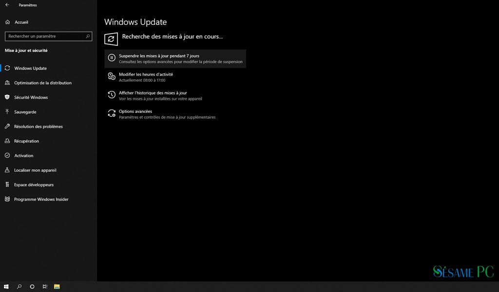 Recherche de mises à jour Windows en cours, écran sombre avec options de mise à jour et sécurité, illustrant la maintenance informatique et la sécurité des systèmes | SesamePC.