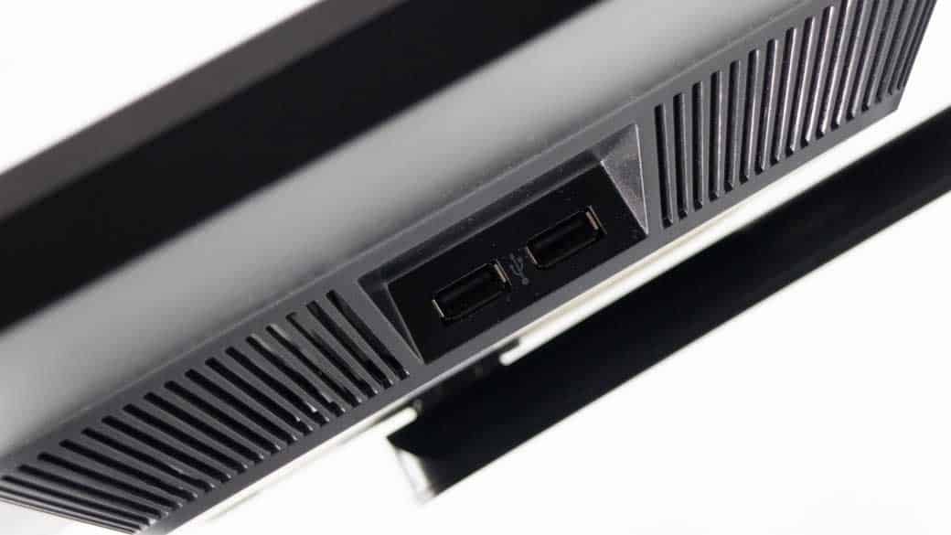 Clavier d'ordinateur portable avec ports USB visibles, conçu pour une utilisation professionnelle ou personnelle, parfait pour la connectivité et la productivité.