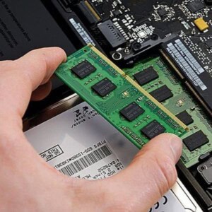 Mémoire RAM DDR4 insérée dans une carte mère d'ordinateur, illustrant la mise à niveau du matériel informatique.