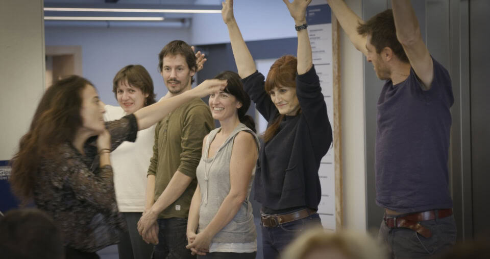 Equipo de profesionales participando en una sesión de formación con Beatriz Churruca, experta en desarrollo profesional y liderazgo.