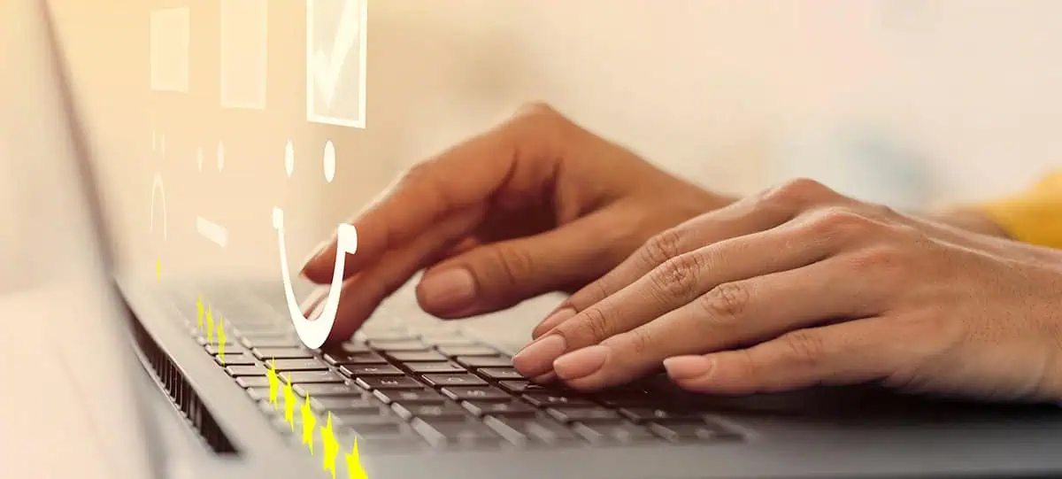 Clavier d'ordinateur portable avec des éléments technologiques holographiques, symbolisant l'innovation informatique et les solutions numériques professionnelles.