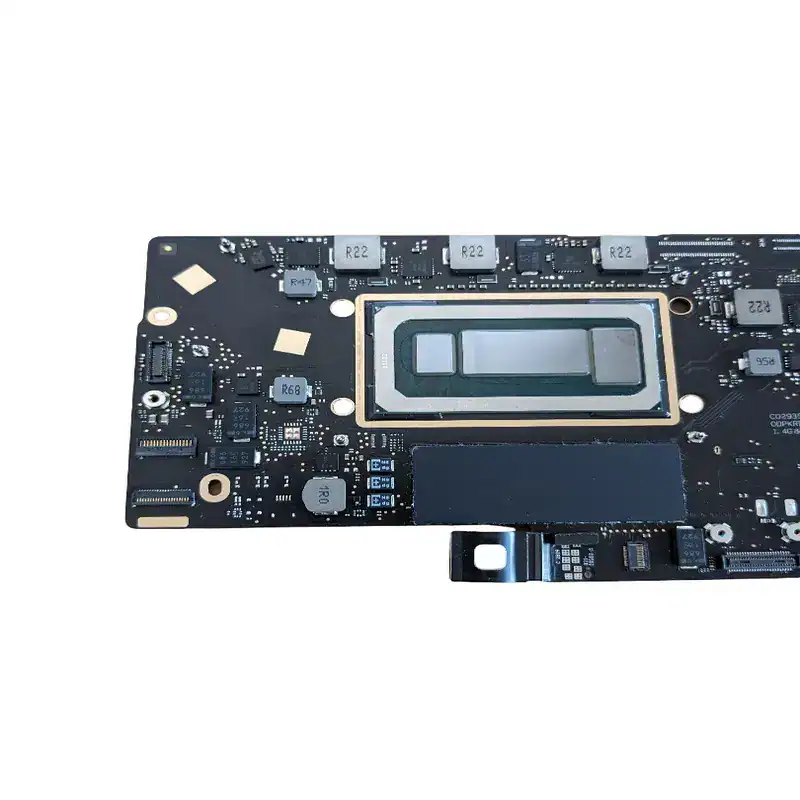 Puce mère pour ordinateur portable avec composants électroniques, circuits intégrés et connecteurs, essentielle pour le fonctionnement de l'ordinateur.