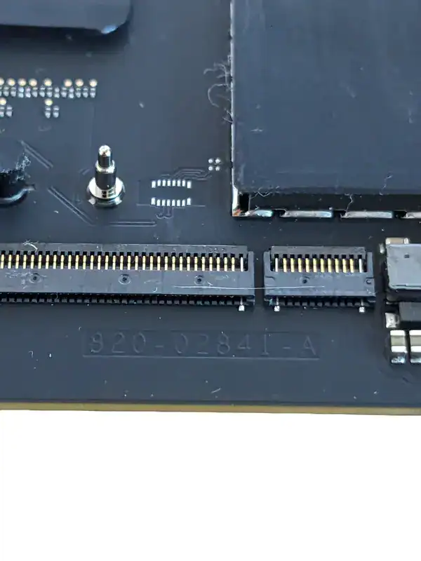 Connecteur de carte mère pour ordinateur portable, composants électroniques et circuits intégrés.