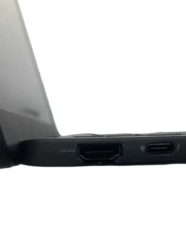 Port USB et HDMI sur un ordinateur portable.