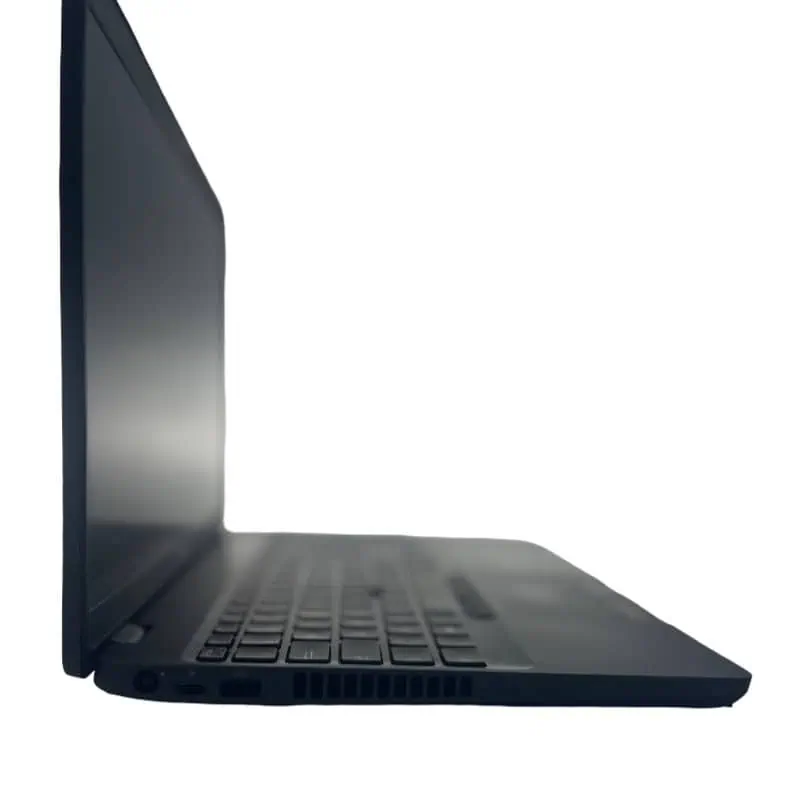 Ordinateur portable ouvert vu de côté, montrant le clavier et l'écran, sur fond blanc.