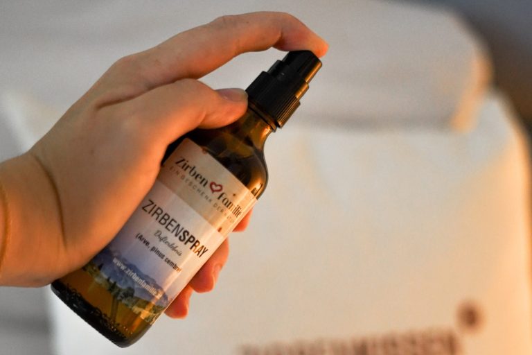 ZirbenKissen und Zirbenspray im Bett
