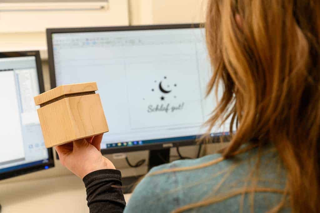 personalisieren zirbenholz wuerfel geschenk
